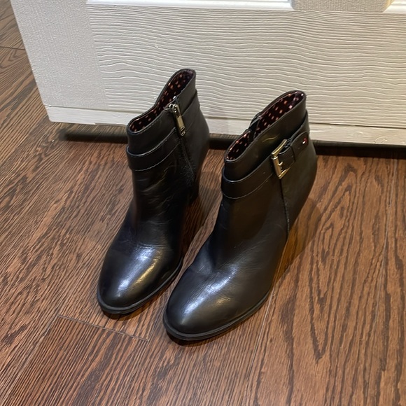 Almost new boots size 8 - Picture 2 of 3